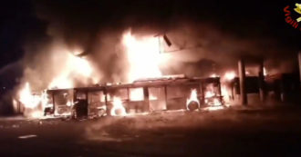 Copertina di Reggio Emilia, a fuoco deposito di bus: il video dell’impressionante incendio con esplosioni