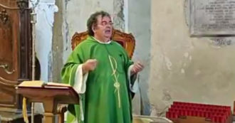 Copertina di Calabria, il comizio politico del sacerdote contro Di Maio: “Chi lo ha fatto arrivare fino lì non vuole bene all’Italia, io andrei via da questo Paese”