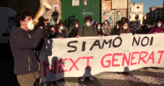 Copertina di “Recovery Plan? Il futuro siamo noi”: la protesta degli studenti al liceo Cavour di Roma nel giorno del rientro in classe – Video