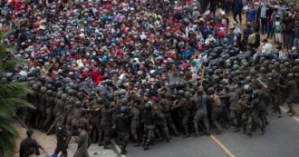 Copertina di Guatemala, scontri tra polizia e la maxi-carovana da migliaia di migranti che vanno a piedi negli Stati Uniti (FOTO)