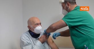 Coronavirus, vaccinato Sami Modiano, testimone dell’Olocausto e sopravvissuto ad Auschwitz: “Farlo è necessario per noi e per gli altri”