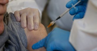 Copertina di Coronavirus: da oggi la Francia vaccina gli over 75, Uk chi ha più di 70 anni. In California sospeso lotto di Moderna: “Reazioni gravi”