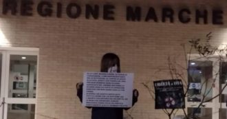 Copertina di Marche, consigliera Pd difende l’interruzione volontaria di gravidanza: gli anti-abortisti le inviano 1450 pannolini per bambini