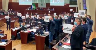 Copertina di “La Lega ci frega, Fontana commissariato”: Pd e M5s protestano in Aula per la gestione della pandemia e il rimpasto in Lombardia – Video