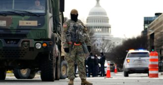 Copertina di Inauguration Day, Washington barricata: Biden giura e l’America dà l’addio a Trump. La Guardia Nazionale nel mirino di Pentagono e Fbi