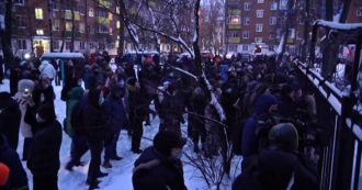 Copertina di Russia, Navalny portato al centro di detenzione: decine di suoi sostenitori protestano davanti alla stazione di polizia