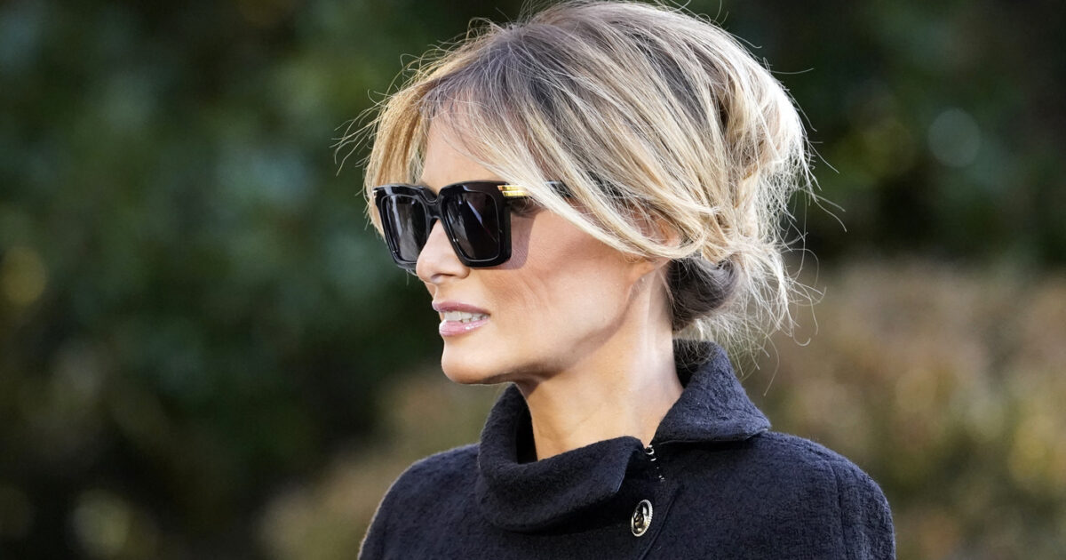 Melania Trump nella bufera per la sua nuova linea di gioielli “patriottici”: “Tutta strategia per avere i voti delle donne, davvero di cattivo gusto”