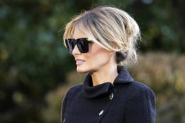 Copertina di Melania è “l’Agente Trumpenko”: gli ucraini esaltano la first lady Usa dopo le rivelazioni di Trump sul suo sostegno a Kiev