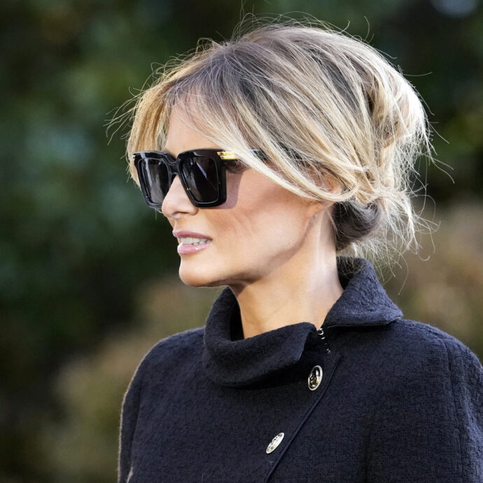 Melania Trump nella bufera per la sua nuova linea di gioielli “patriottici”: “Tutta strategia per avere i voti delle donne, davvero di cattivo gusto”