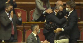 Copertina di Licheri (M5s) bacia e abbraccia i colleghi in Senato ignorando le regole anti-Covid – Video