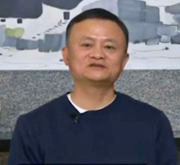 Jack Ma riappare in pubblico dopo due mesi: il miliardario più famoso della Cina partecipa a una conferenza online – Video