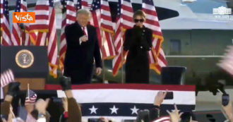 Copertina di Insediamento Biden, Donald Trump e Melania salgono a bordo dell’Air Force One sulle note di Ymca dei Village People – Video
