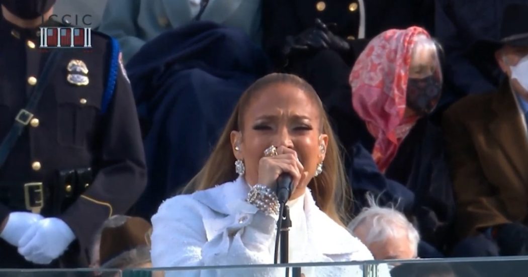 Stati Uniti, Jennifer Lopez canta alla cerimonia di insediamento di Joe Biden. Il messaggio (in spagnolo) dal palco: “Libertà e giustizia per tutti”