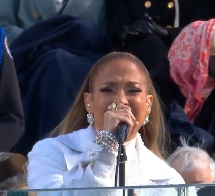 Stati Uniti, Jennifer Lopez canta alla cerimonia di insediamento di Joe Biden. Il messaggio (in spagnolo) dal palco: “Libertà e giustizia per tutti”