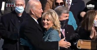 Copertina di Joe Biden, la moglie Jill si commuove dopo il giuramento del marito come presidente degli Stati Uniti
