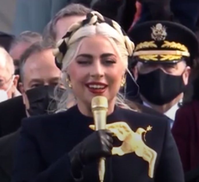 Stati Uniti, Lady Gaga canta l’inno nazionale alla cerimonia d’insediamento di Joe Biden – video