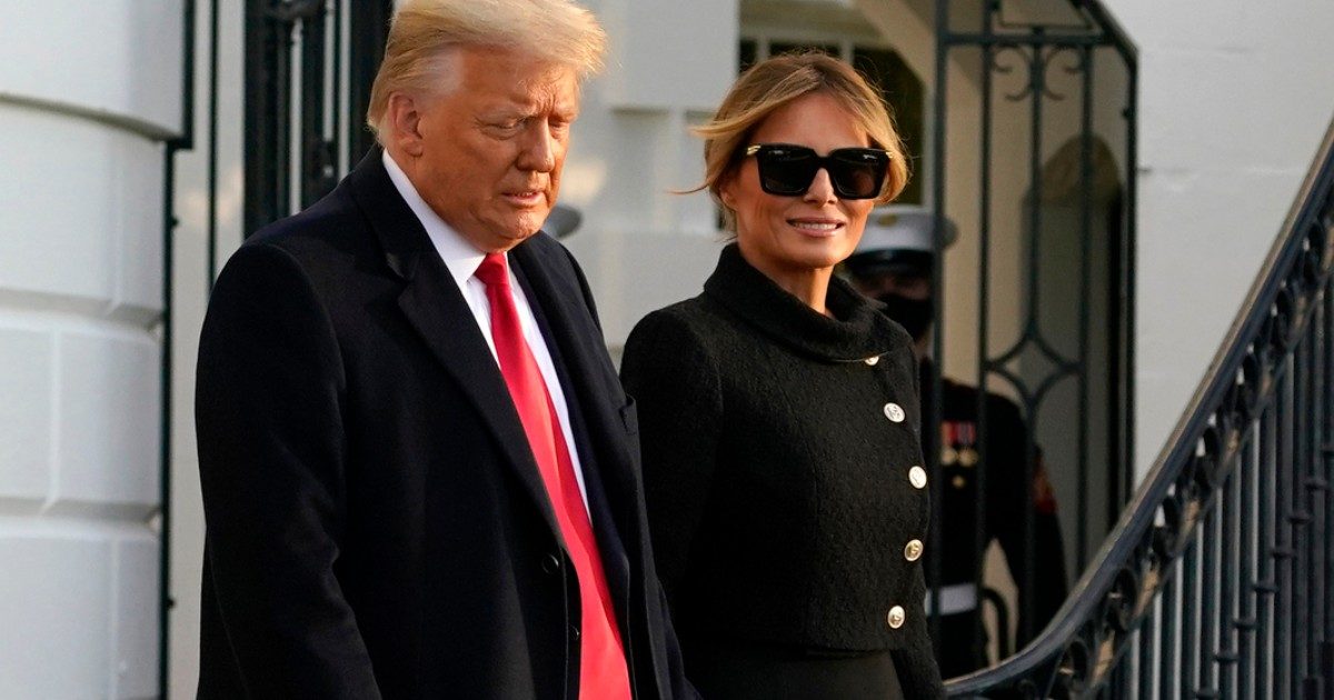 Melania Trump lascia la Casa Bianca: altro che sobrietà, al braccio ha una borsa di Hermes da 70mila dollari. Il suo look è tra i più lussuosi di sempre – FOTO