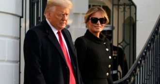 Copertina di Melania Trump lascia la Casa Bianca: altro che sobrietà, al braccio ha una borsa di Hermes da 70mila dollari. Il suo look è tra i più lussuosi di sempre – FOTO
