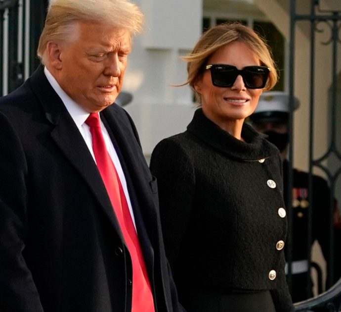 Melania Trump lascia la Casa Bianca: altro che sobrietà, al braccio ha una borsa di Hermes da 70mila dollari. Il suo look è tra i più lussuosi di sempre – FOTO
