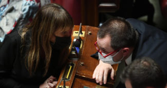 Copertina di Senato, sulle misure anti-Covid prima capriola di Iv. “Astensione sulle pregiudiziali. Decreto limita in modo incongruo la libertà personale”