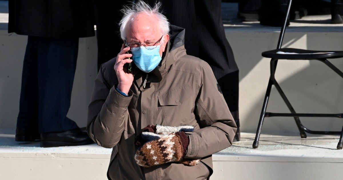 Insediamento di Biden, Bernie Sanders arriva in giacca a vento e guanti di lana (riciclata): “Sono un regalo”