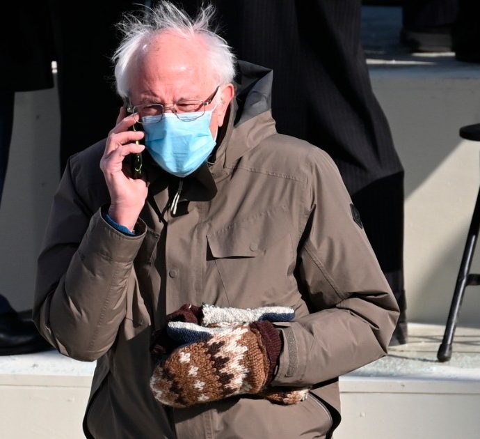 Insediamento di Biden, Bernie Sanders arriva in giacca a vento e guanti di lana (riciclata): “Sono un regalo”