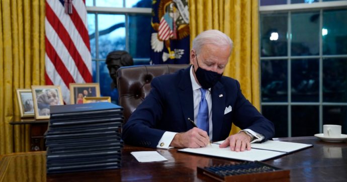 Usa, ecco cosa c’è negli ordini esecutivi firmati da Biden il primo giorno alla Casa Bianca: dal ‘muslim ban’ al muro col Messico