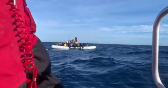 Copertina di Migranti, Ocean Viking salva 120 persone al largo della Libia. Tra loro anche un bambino di un mese