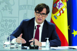 Copertina di Covid da record: in Spagna i furbi del vaccino sono politici e direttori di ospedali