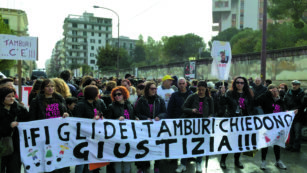 Copertina di Ex Ilva, i genitori di Taranto all’ad Morselli: “Offende la nostra intelligenza. Solo lei non vuol vedere la pericolosità dei fumi”