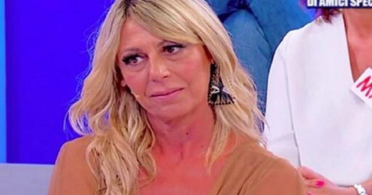 Uomini e Donne, “ho dei video intimi che ti riguardano”: Aurora Tropea va su tutte le furie e lascia lo studio in lacrime