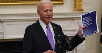 Copertina di Usa, Biden firma altri due ordini esecutivi: aumento degli aiuti alle famiglie e del salario minimo dei federali