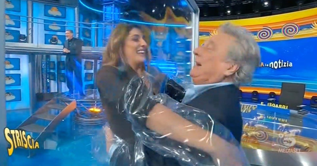 Striscia la Notizia, Elisa Isoardi bacia Enzo Iacchetti