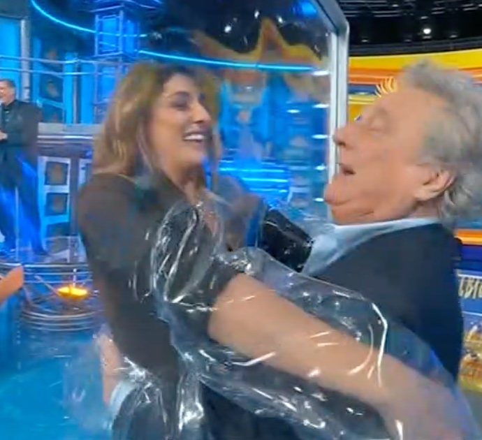 Striscia la Notizia, Elisa Isoardi bacia Enzo Iacchetti