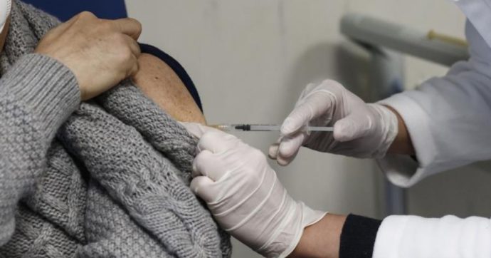 Acqua e sale al posto del vaccino, a Rovereto iniezioni sbagliate per almeno 12 persone, verifiche per altre 35