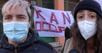 Copertina di Roma, tensione tra polizia e studenti del liceo Kant. Le ragioni della protesta: “Didattica impossibile e strumenti inadeguati”