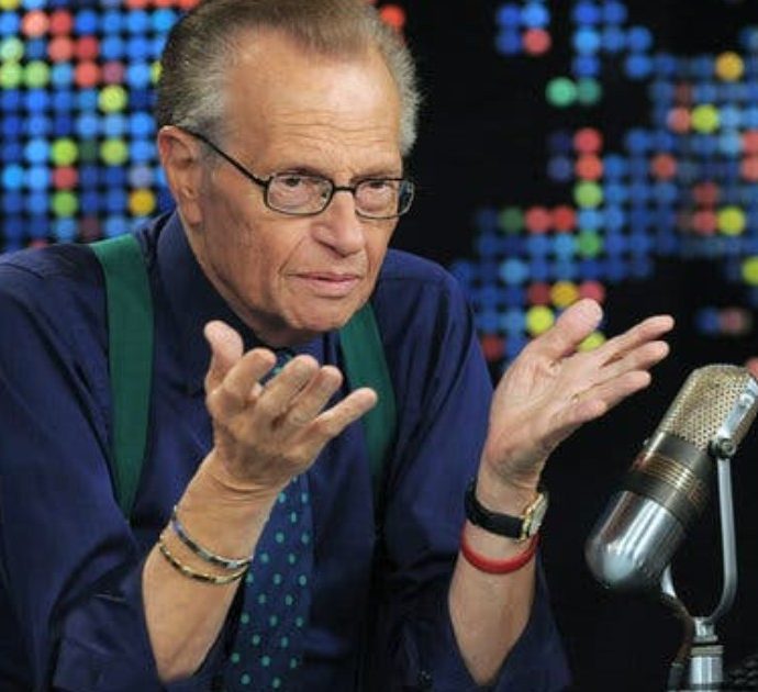 È morto Larry King: lo storico conduttore televisivo stroncato dal Covid. Nella sua carriera oltre 50mila interviste, tra politici e vip