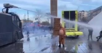 Copertina di Olanda, scontri tra polizia e manifestanti anti-restrizioni: usati lacrimogeni, cannoni ad acqua e cani. Almeno 30 arresti