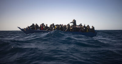 Copertina di Immigrazione, “Italiani e no”: la responsabilità disattesa dell’Occidente e la storia di un Paese a galla su 30 anni di paure