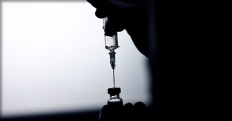 Vaccini, Moderna: “Il nostro è efficace contro varianti inglese e sudafricana”. Galli: “Più ci sono ritardi e più c’è rischio di averne nuove”