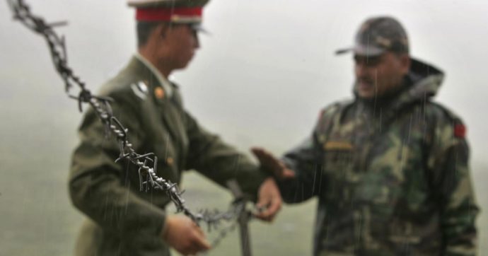 Cina-India, i due eserciti si scontrano ancora sul confine dell’Himalaya: feriti su entrambi i fronti