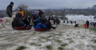 Copertina di Londra imbiancata dalla neve, i cittadini riempiono la collina di Primrose Hill con gli slittini (nonostante il lockdown)