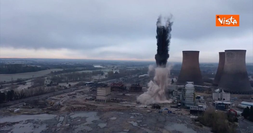 Inghilterra, demolita la torre della centrale elettrica: così l’edificio collassa su se stesso. Il video dell’esplosione controllata è spettacolare