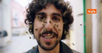 Copertina di Il coronavirus è come uno sciame d’api: ecco l’ultimo inquietante spot del governo portoghese per l’uso della mascherina – Video