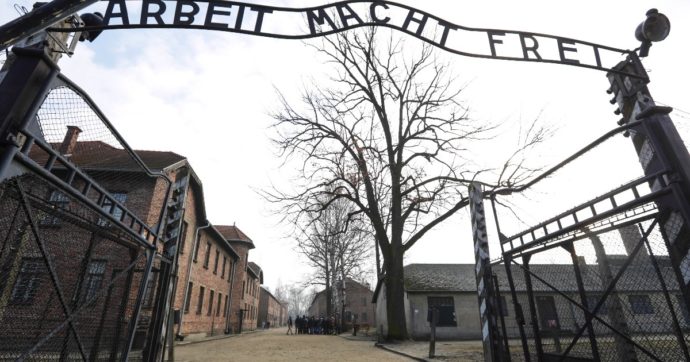 Giornata della Memoria, la prefazione di Mentana al libro di Sami Modiano: “Gli ebrei e il compito di rivivere l’orrore”