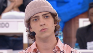 Copertina di Amici 20, il discorso di Sangiovanni sulla diversità conquista tutti