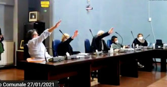 Copertina di Saluto romano nel Giorno della Memoria: i tre consiglieri comunali rischiano il posto