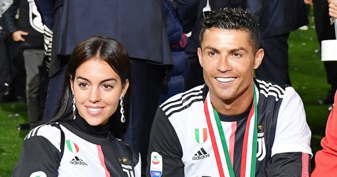 Cristiano Ronaldo va a Courmayeur con la fidanzata: accertamenti dei carabinieri su eventuali violazioni della zona arancione