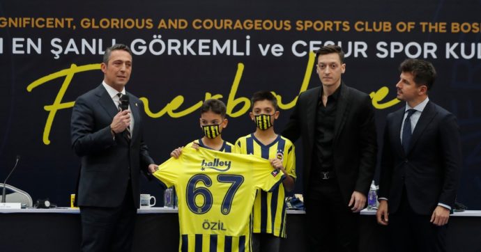 I tifosi del Fenerbahçe ‘comprano’ Ozil: cifre reali, chi ci mette davvero i soldi, potenzialità (anche italiane) del marketing partecipato