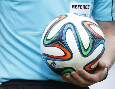 Insulti omofobi contro le giocatrici e stalking: sospeso un allenatore di calcio